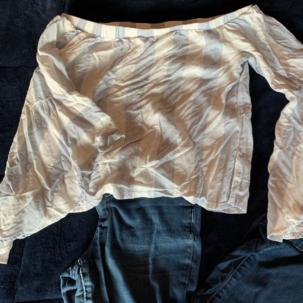 Bell sleeved shoulderless blouse